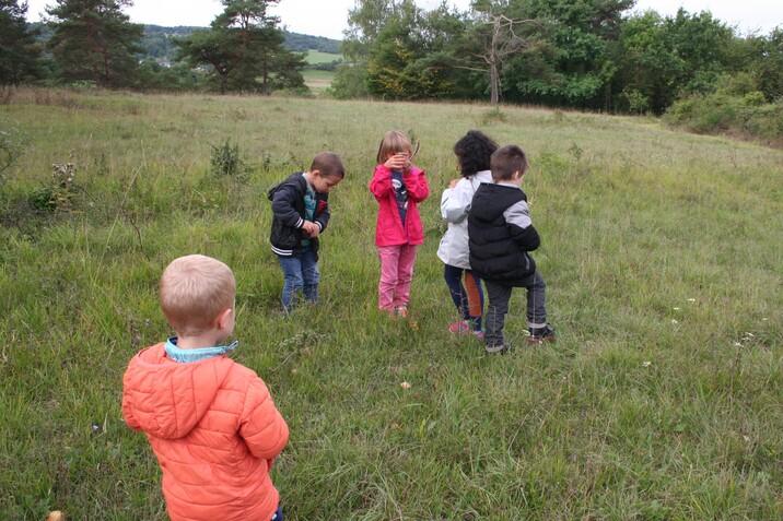 La petite section du centre aéré de Givet à la "chasse" aux petites bêtes