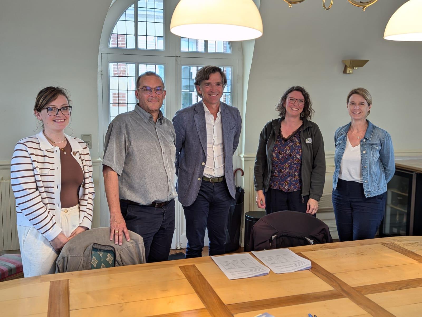 Photo de la signature du contrat avec le Champagne Bollinger